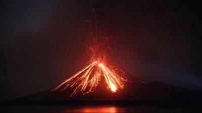 Извержение вулкана Anak Krakatoa в Индонезии привело к выбросу огромного столба пепла - unn.com.ua - Украина - Киев - Индонезия