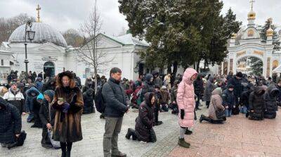 Выселение УПЦ МП из Киево-Печерской Лавры: на территории собираются верующие – фото - ru.slovoidilo.ua - Москва - Украина - Киев