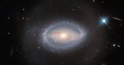 Вселенная - Телескоп Хаббл увидел таинственный объект, не поддающийся классификации (фото) - focus.ua - Украина