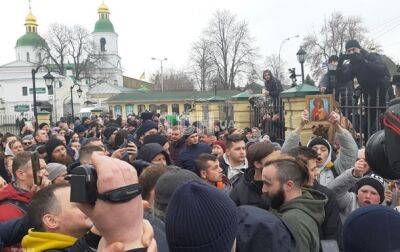 В Лавре продолжаются протесты, священники МП применили "святую воду" - korrespondent.net - Москва - Украина - Киев - Протесты