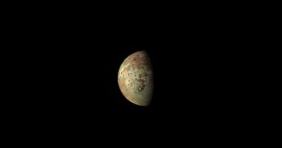 Мир покрытый вулканами. Аппарат NASA сделал лучшие снимки спутника Юпитера (фото) - focus.ua - Украина
