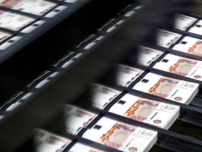 Александр Исаков - Дефицит бюджета рф подскочил до 34 млрд долл., но рост расходов замедлился - Bloomberg - unn.com.ua - Россия - США - Украина - Киев