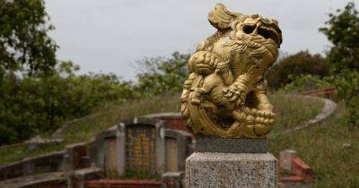 Блогер - Открыл гроб и поцеловал череп: блогер осквернил старинное захоронение (фото) - focus.ua - Китай - Украина - Китай - провинция Гуйчжоу