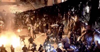 Протесты в Грузии: в силовиков полетели "коктейли Молотова", – соцсети (видео) - focus.ua - Украина - Грузия - Тбилиси
