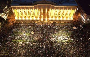 В Тбилиси 10 тысяч человек вышли на второй день протестов - charter97.org - Грузия - Белоруссия - Нью-Йорк - Тбилиси
