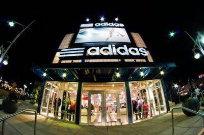Adidas анонсировала первые годовые убытки за три десятилетия и сокращает дивиденды после скандала с Канье Уэстом - minfin.com.ua - Украина