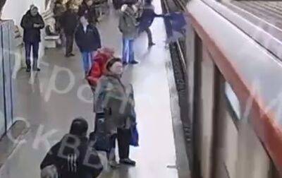 В московском метро пенсионер толкнул подростка под поезд - соцсети - korrespondent.net - Москва - Россия - Украина - Черкассы