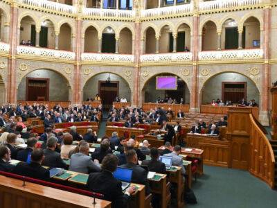 Парламент Венгрии высказался о войне: выступили против санкций ЕС и вспомнили венгерскую общину на Закарпатье - unn.com.ua - Россия - Украина - Киев - Венгрия - Брюссель - Ужгород - Ес