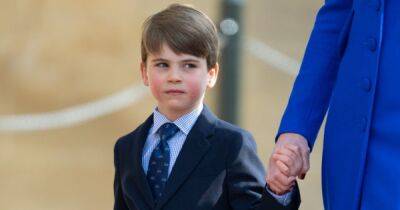принц Уильям - Кейт Миддлтон - принц Джордж - принц Луи - принцесса Шарлотта - В галстуке и шортах: 4-летний принц Луи дебютировал на Пасху вместе с королевской семьей - focus.ua - Украина - Англия