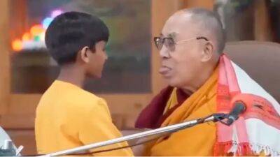 Далай-лама извинился за двусмысленное предложение мальчику - obzor.lt