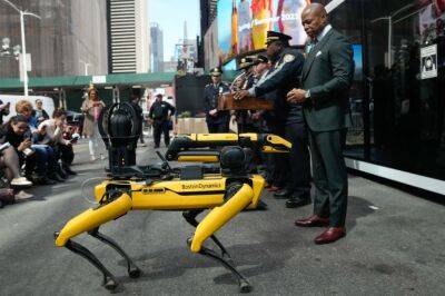 Эрик Адамс - Прогресс не остановить: полиция Нью-Йорка закупит двух робопсов Boston Dynamics за $0,75 млн и пушки, стреляющие метками GPS, несмотря на протесты - itc.ua - Украина - Нью-Йорк - Нью-Йорк - Boston