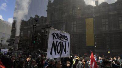 Бернар Арно - Франция: протесты против пенсионной системы продолжаются - ru.euronews.com - Франция - Париж