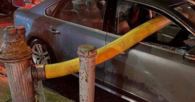 Пробили окна: пожарные протянули шланг сквозь машину, чтобы обеспечить подачу воды (фото) - focus.ua - США - Украина - Англия - шт. Массачусетс