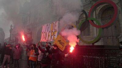 Жеральд Дарманен - Во Франции - Митинги во Франции: протестующие подожгли вход в полицейский участок - unn.com.ua - Украина - Киев - Франция