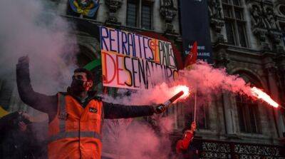 Во Франции - Во Франции продолжаются пенсионные протесты, митингующие подожгли отдел полиции - ru.slovoidilo.ua - Украина - Англия - Германия - Франция - Париж - Португалия - Греция