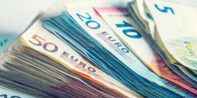 Гречанка нашла на улице конверт с 17 000 евро и отнесла в полицию - obzor.lt - Греция - Находка