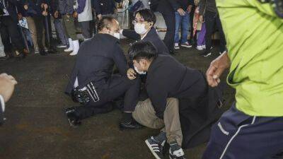 Синдзо Абэ - Фумио Кисида - В премьер-министра Японии бросили похожий на дымовую шашку предмет - ru.euronews.com - Япония - Нара