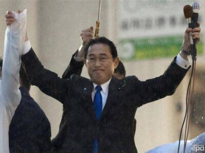 Синдзо Абэ - Фумио Кисида - В Японии в премьер-министра на встрече с людьми бросили неизвестный предмет, он взорвался. Фото, видео - gordonua.com - Украина - Япония - Нара
