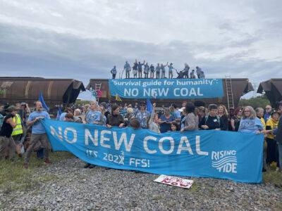 В Австралии прошли климатические протесты: активисты выгребали уголь из поезда, их арестовали - unn.com.ua - Украина - Киев - Австралия - Амстердам