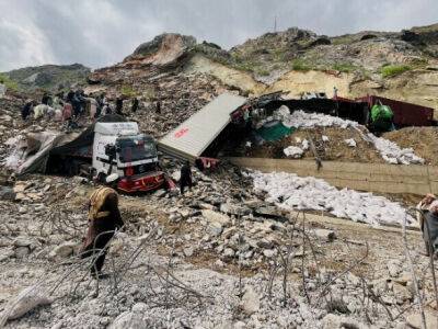 Массивный оползень в Пакистане засыпал грузовики у границы с Афганистаном, два человека погибли - unn.com.ua - Украина - Киев - Афганистан - Пакистан - Эквадор