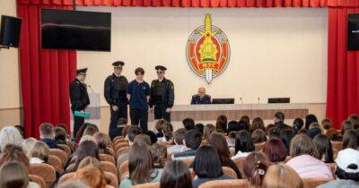 В Беларуси силовики напугали учеников колледжа показательным арестом в актовом зале (ФОТО) - dsnews.ua - Украина - Белоруссия - Гомель