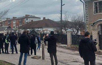 Возле храма в Хмельницком, где пророссийские попы напали на бойца ВСУ, собираются люди - charter97.org - Россия - Украина - Белоруссия - Хмельницкая обл.