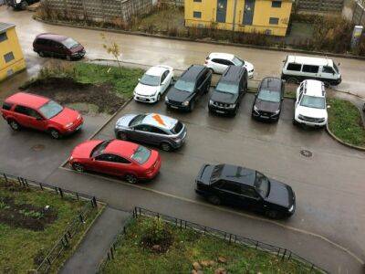 Как не нужно парковать машины во дворах - usedcars.ru - Россия