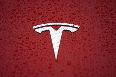 Снижение цен на автомобили ударило по прибылям Tesla - smartmoney.one - США - Reuters