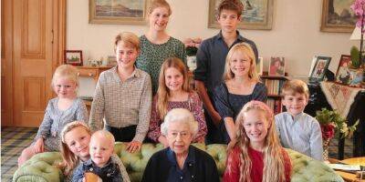 принц Уильям - Елизавета II - Кейт Миддлтон - принц Джордж - король Георг VI (Vi) - принц Филипп - принц Луи - принцесса Шарлотта - Елизавета Королева (Ii) - Снято Кейт Миддлтон. Королевская семья показала неизвестное фото королевы Елизаветы с младшими внуками и правнуками - nv.ua - Украина - Англия - Скончался