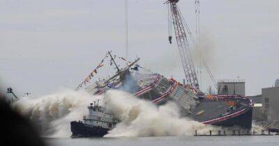 Новый крейсер USS Cleveland рухнул в воду: в ВМС США пояснили причину неудачного спуска (видео) - focus.ua - США - Украина - шт.Флорида - штат Висконсин