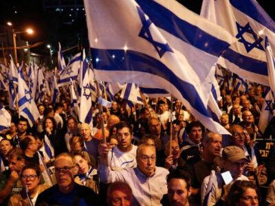 В Израиле жители вышли на протесты против судебной реформы накануне 75-й годовщины независимости - unn.com.ua - Украина - Киев - Израиль - Тель-Авив - Протесты