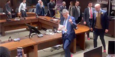 Поддержали ежегодную акцию. В Канаде министры пришли в офис в розовых туфлях на каблуке — видео - nv.ua - Украина - Канада