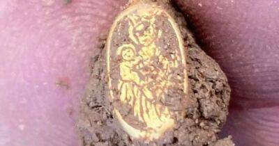 Энтузиаст-кладоискатель нашел редкое золотое кольцо 1400-х годов: такое случается раз в жизни - focus.ua - Украина - Англия - Находка