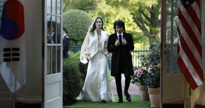 Анджелина Джоли - Юн Сок Ель - Винтажный Chanel и летящее платье. Роскошная Анджелина Джоли с сыном пришла в Белый дом - focus.ua - Южная Корея - США - Украина - Вашингтон - Сеул - Корея - ?