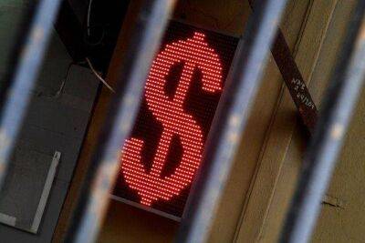 Доллар утром снижается до 77,55 рубля, юань - до 11,24 рубля - smartmoney.one - Москва