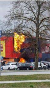 В Таллине загорелся фасад крупного торгового центра, люди эвакуированы - rus.delfi.lv - Латвия - Таллин