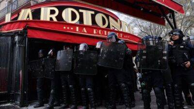 Эммануэль Макрон - Протестующие подожгли один из любимых ресторанов Макрона - unn.com.ua - Украина - Киев - Франция - Париж - Протесты