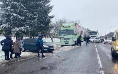 На Львовщине автомобиль сбил мать с четырехлетним ребенком, мальчик погиб - korrespondent.net - Украина - Киев - Львовская обл. - Ужгород