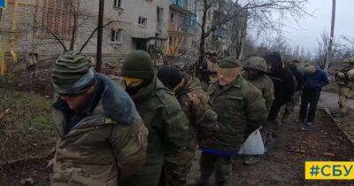 СБУ показала, как "убирает мусор" под Бахмутом, а артиллерия — как уничтожает технику врага (ВИДЕО) - dsnews.ua - Украина