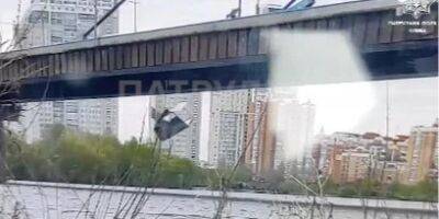 Свалилась с грузовика. В Киеве на Северном мосту в Днепр упала металлическая конструкция — видео - nv.ua - Украина - Киев