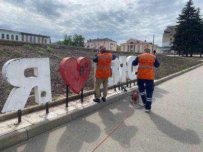 В разбитом обстрелами Изюме восстанавливают центральный парк (фото) - objectiv.tv