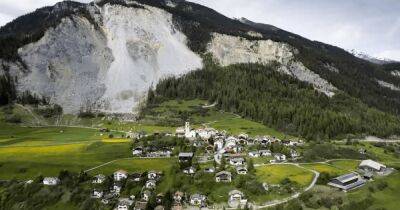 Может упасть огромный кусок скалы: в Швейцарии власти эвакуировали целую деревню (фото) - focus.ua - Украина - Швейцария
