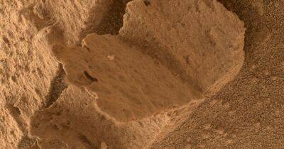 Раскрытая книга. Марсоход NASA обнаружил новый странный объект на Марсе (фото) - focus.ua - Украина - Греция
