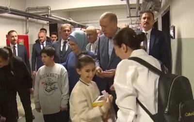 Реджеп Тайип Эрдоган - Эрдоган раздавал детям деньги на избирательном участке - korrespondent.net - Украина - Турция - Стамбул