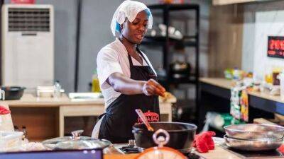 Шеф-повар из Нигерии готовит новый мировой рекорд более 100 часов - unn.com.ua - Украина - Киев - Нигерия