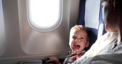 Целых 90 минут: мужчина позволил ребенку кричать в самолете, чтобы позлить пассажира - focus.ua - Украина