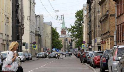 С улицы Таллинас пропали столбики, и снижена скорость до 30 км/ч. Почему? - rus.delfi.lv - Рига - Латвия
