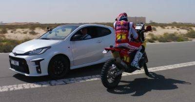Спорткары Toyota сравинили с внедорожным мотоциклом на прямой (видео) - focus.ua - Украина