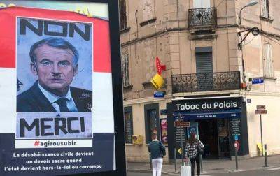 Адольф Гитлер - Эммануэль Макрон - Во французском городе появились плакаты с Макроном-"Гитлером" - korrespondent.net - Украина - Франция