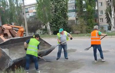 "Шлаком засыпали и ножками затоптали": В сети показали, как "ремонтируют" дороги в оккупированном Лисичанске - vchaspik.ua - Украина - Лисичанск